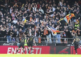 Los jugadores del Valencia, celebrando un gol en Mestalla.