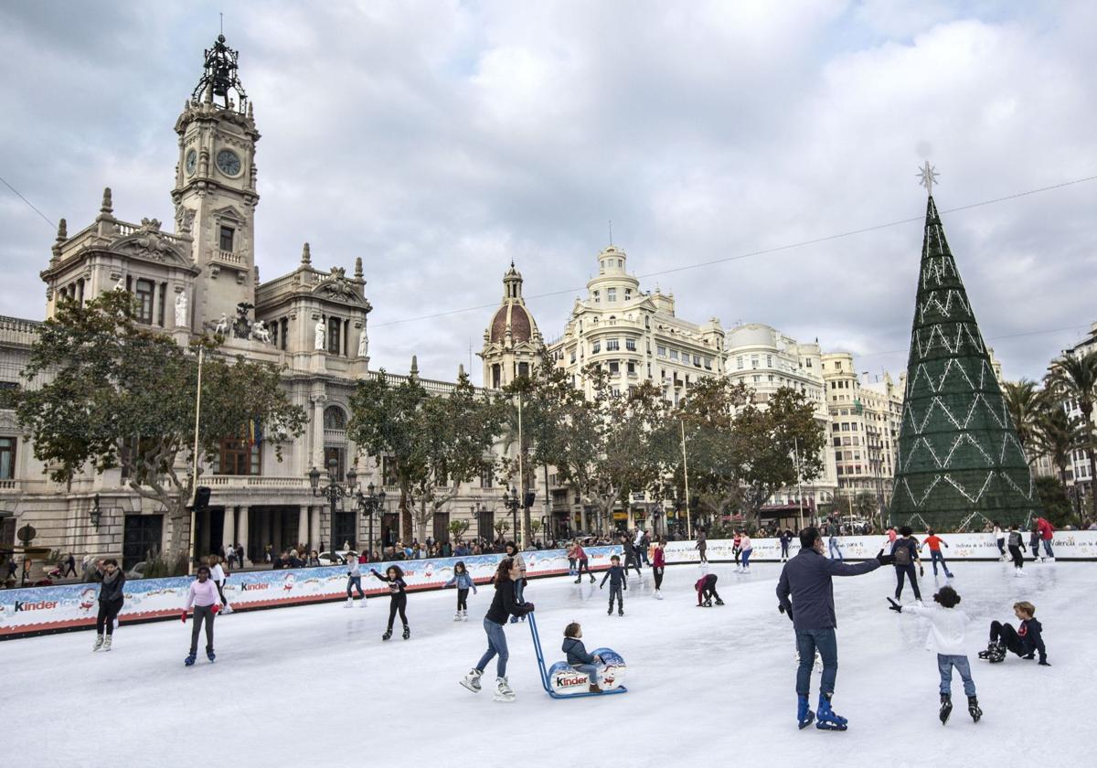 La pista de hielo en la plaza del Ayuntamiento, imagen de archivo.