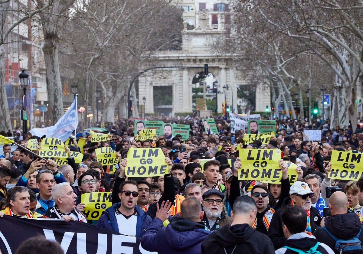 El valencianismo, en la última manifestación para pedirle a Peter Lim que venda sus acciones.