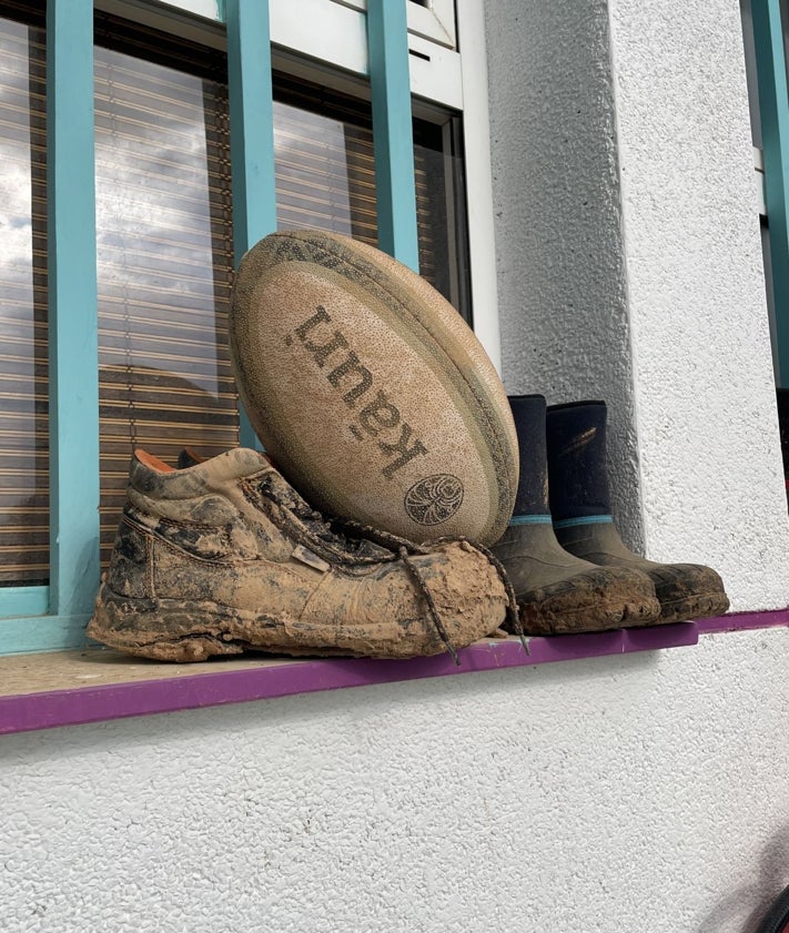 Imagen secundaria 2 - «La DANA me arruinó pero me llena que mi campo de rugby sea un albergue para los voluntarios»