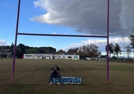 César Sempere, debajo de una de las porterías del campo de rugby que quedó arrasado por la DANA.