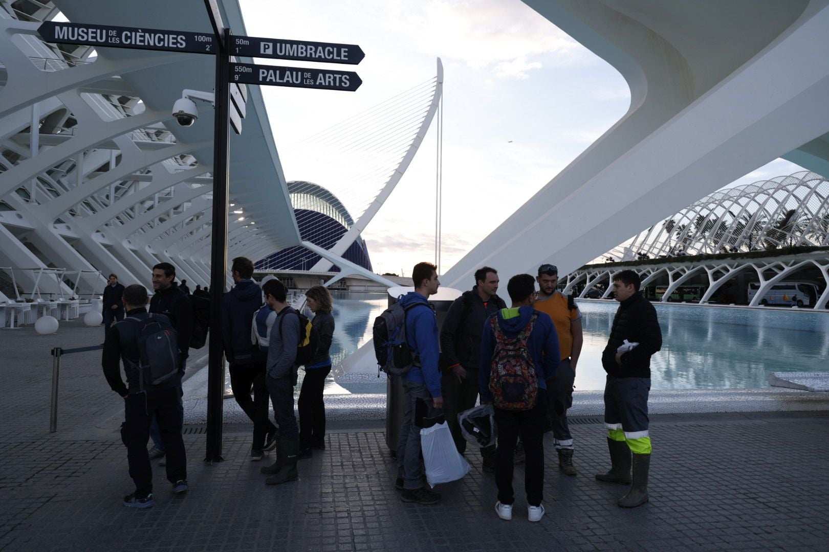 El voluntariado organizado se desinfla en la Ciudad de las Artes más de un mes después de la tragedia