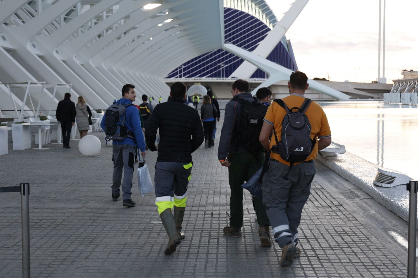 El voluntariado organizado se desinfla en la Ciudad de las Artes más de un mes después de la tragedia