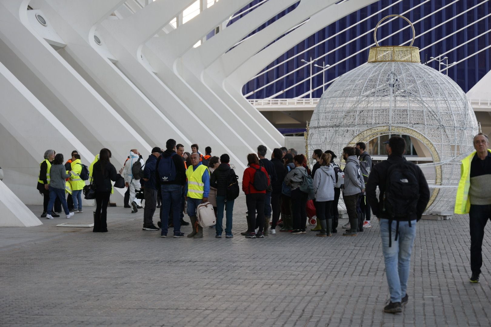 Voluntarios en la Ciudad de las Artes, este viernes por la mañana.