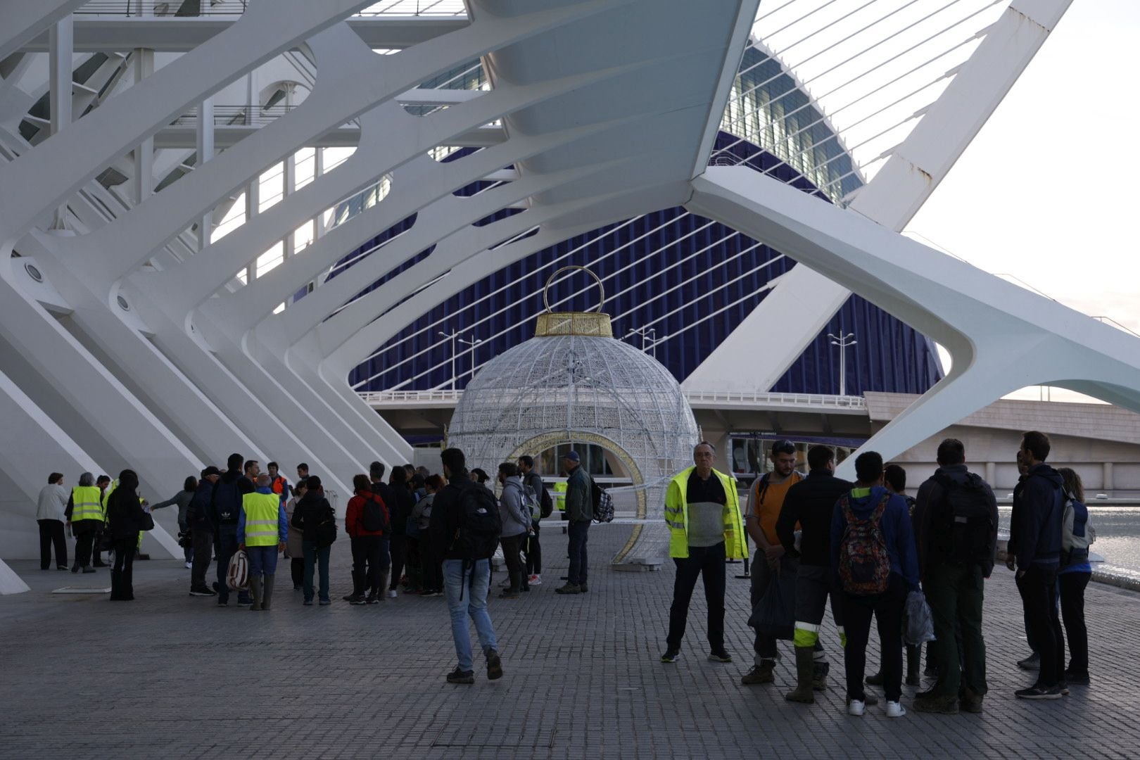 El voluntariado organizado se desinfla en la Ciudad de las Artes más de un mes después de la tragedia