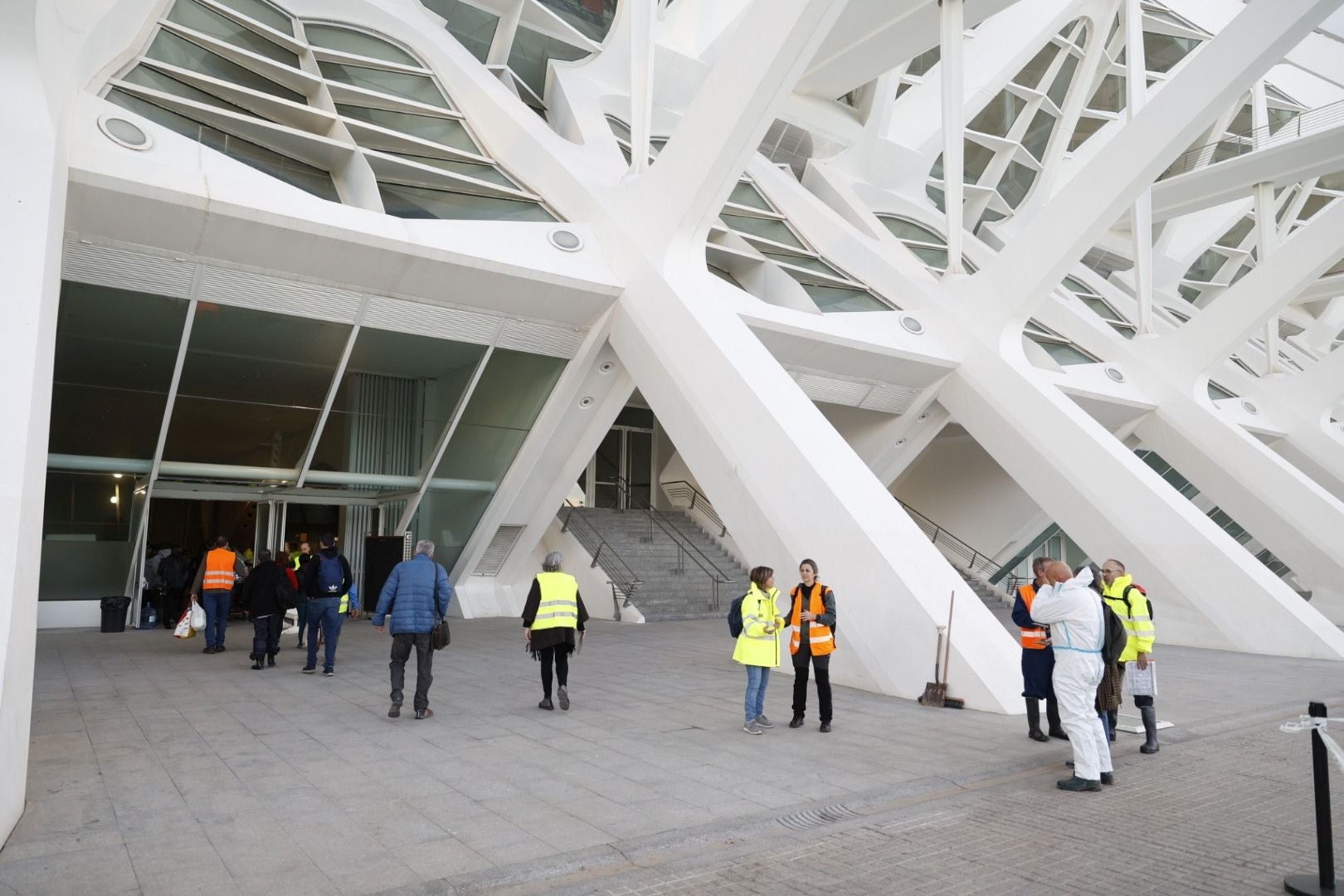 El voluntariado organizado se desinfla en la Ciudad de las Artes más de un mes después de la tragedia