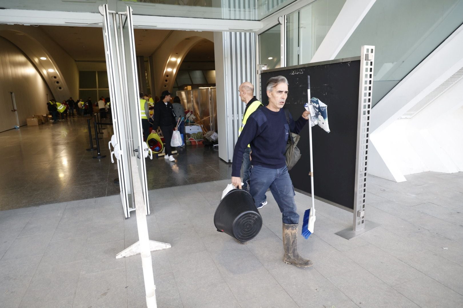 El voluntariado organizado se desinfla en la Ciudad de las Artes más de un mes después de la tragedia