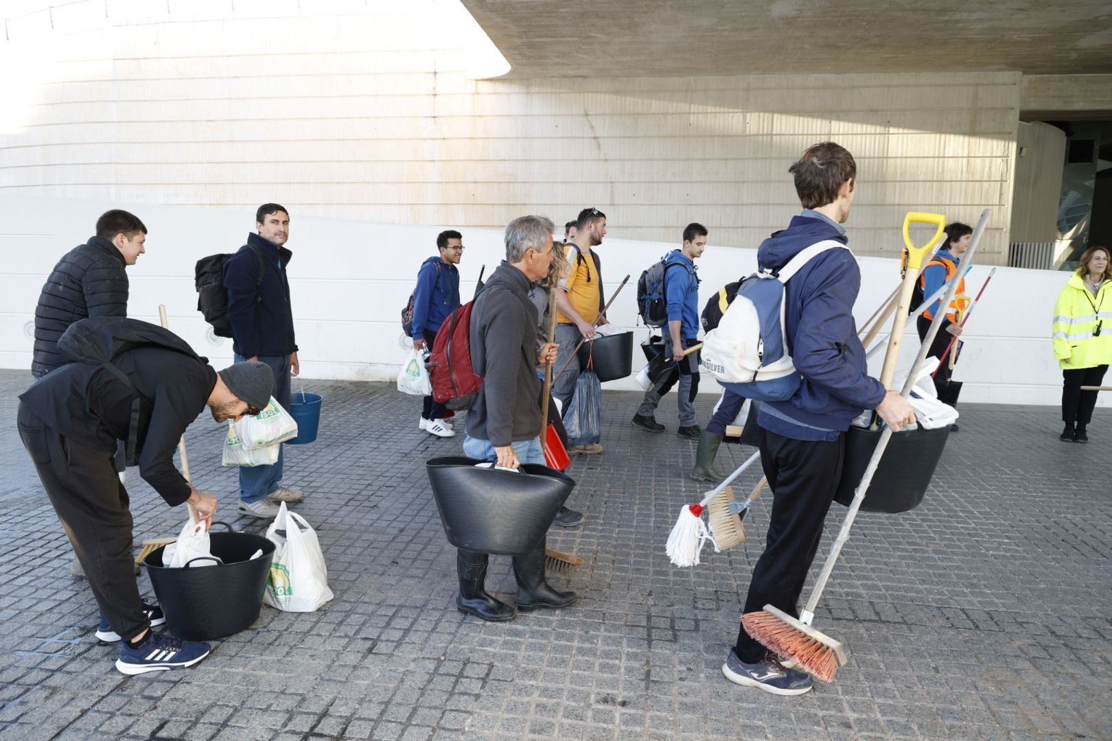 El voluntariado organizado se desinfla en la Ciudad de las Artes más de un mes después de la tragedia