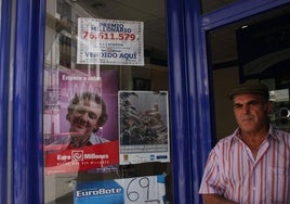 Una administración de lotería entrega premio Euromillones. Imagen de archivo.