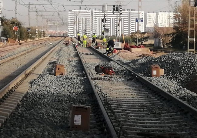 Operarios trabajando en una de las vías.