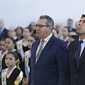 Mazón escucha el himno de España junto al alcalde de Benidorm, Antonio Pérez, ayer en la localidad alicantina.