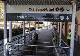 Varios operarios de Adif trabajan en la estación de Aldaia.