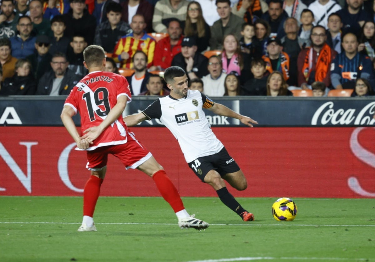 Gayà realiza un centro durante el partido contra el Rayo.