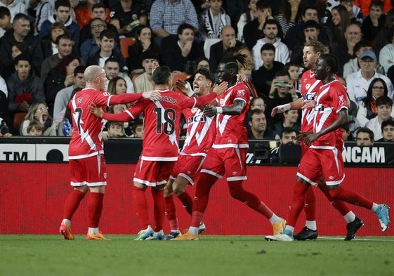 Los jugadores del Rayo celebran el gol que ha supuesto la derrota del Valencia.