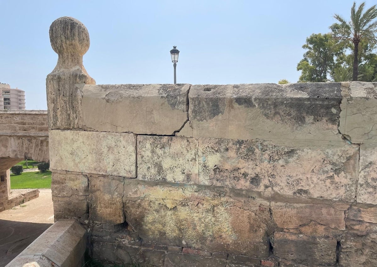 Imagen secundaria 1 - Los daños en el pretil del río Turia a la altura de las Torres de Serranos. 