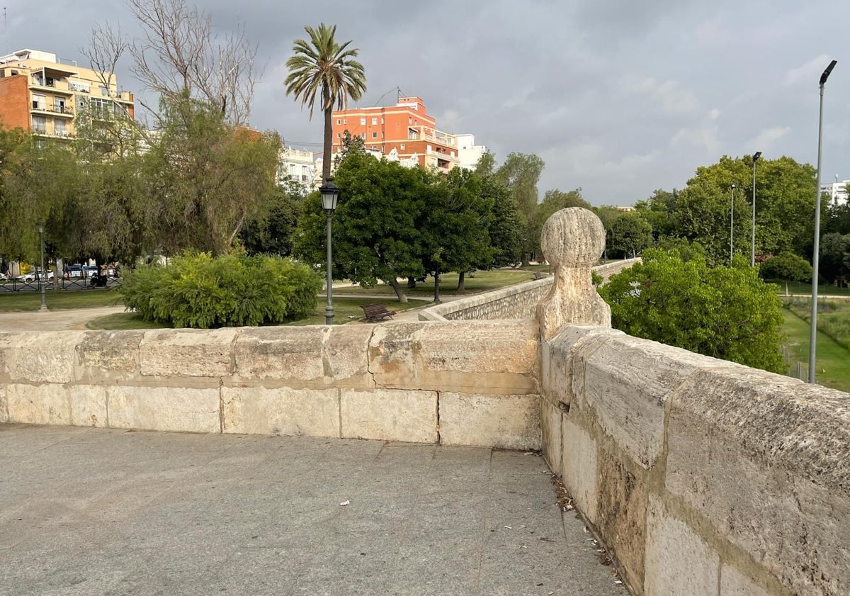 Imagen principal - Los daños en el pretil del río Turia a la altura de las Torres de Serranos. 