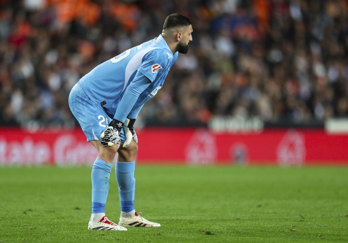 Mamardashvili, durante el partido contra el Rayo en Mestalla.