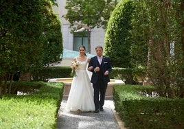 La novia, Zoe Casey, con su padre, camino del altar. Ella lució un diseño del valenciano Alejandro Resta.