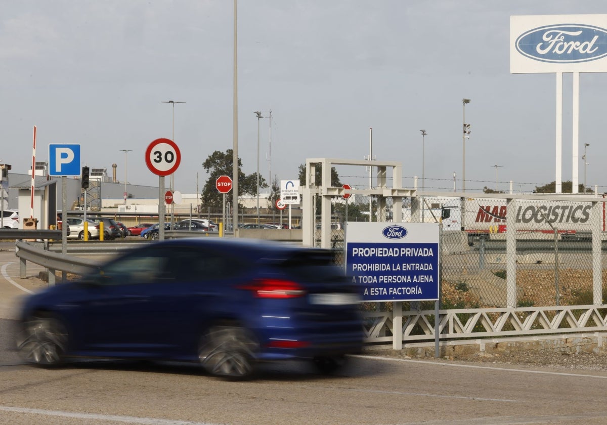 Un vehículo accede a la planta de Ford Almussafes.