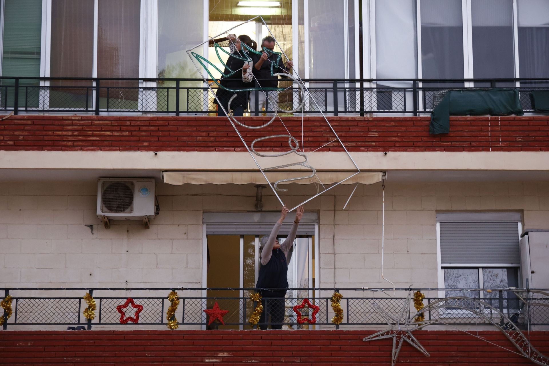 La DANA no puede con la Navidad: encendido de luces en el barrio Orba de Alfafar