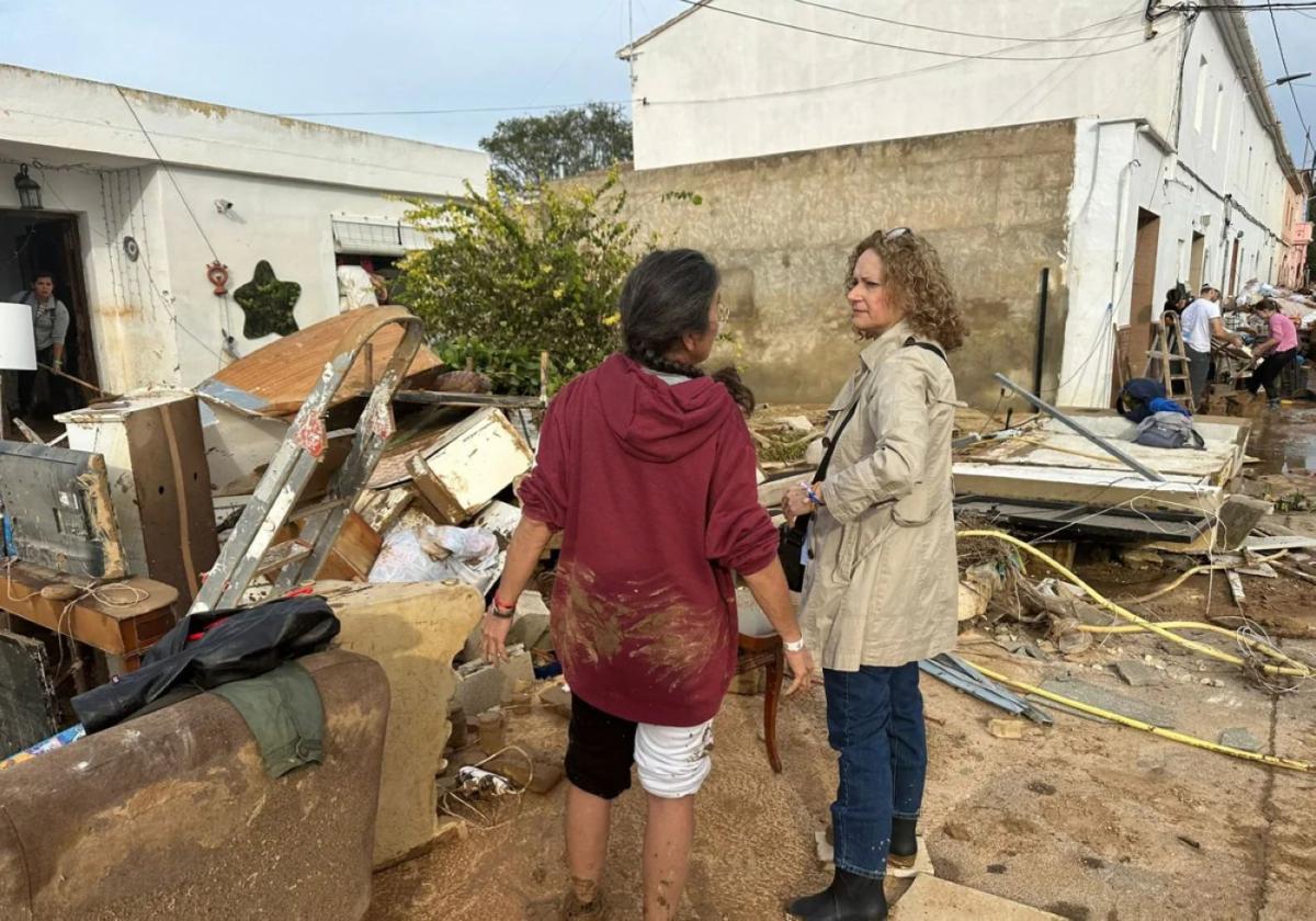 La alcaldesa, Amparo Folgado, en una de las zonas afectadas de Torrent.