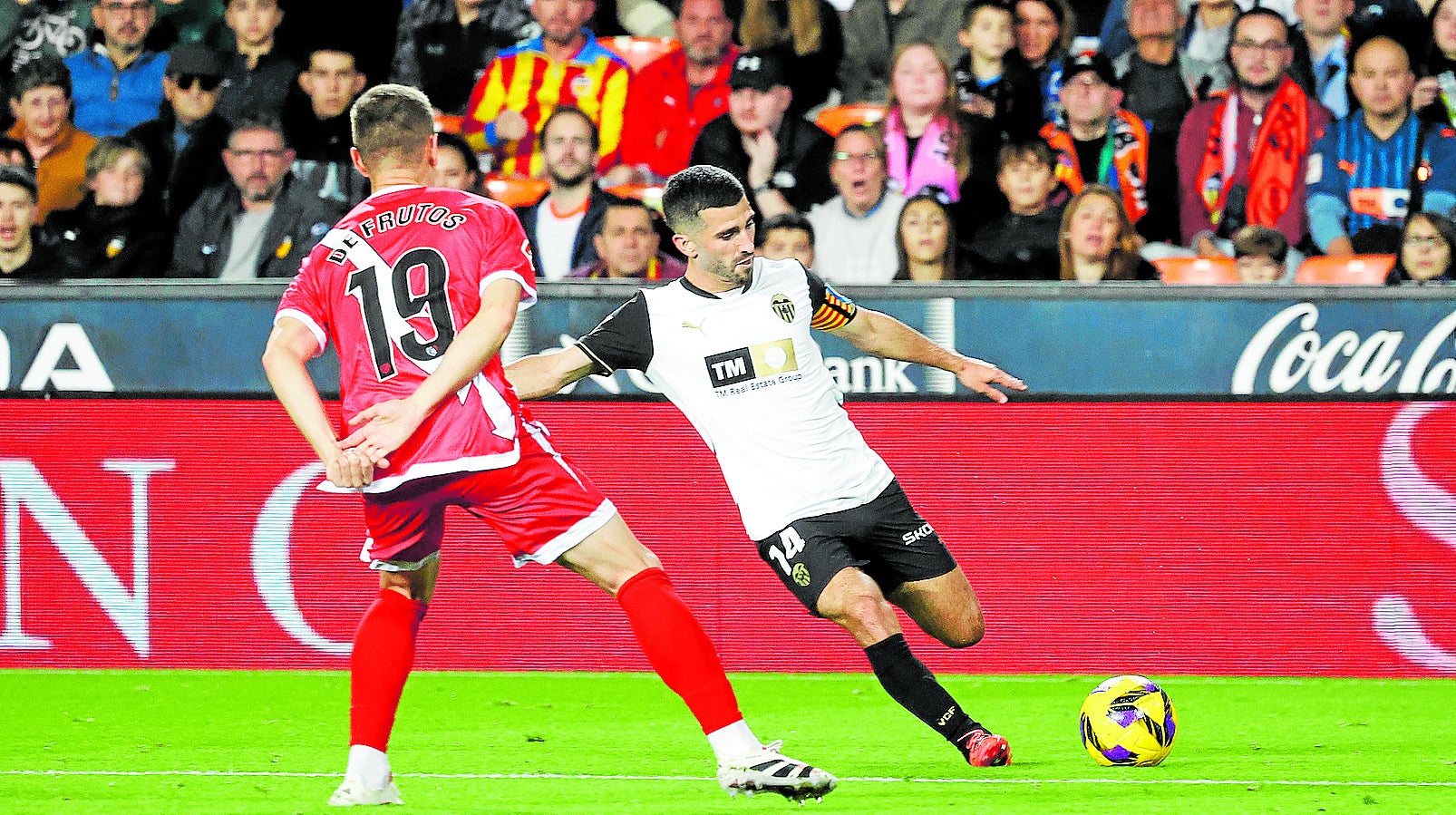 Gayà centra ante De Frutos en el partido de Mestalla contra el Rayo