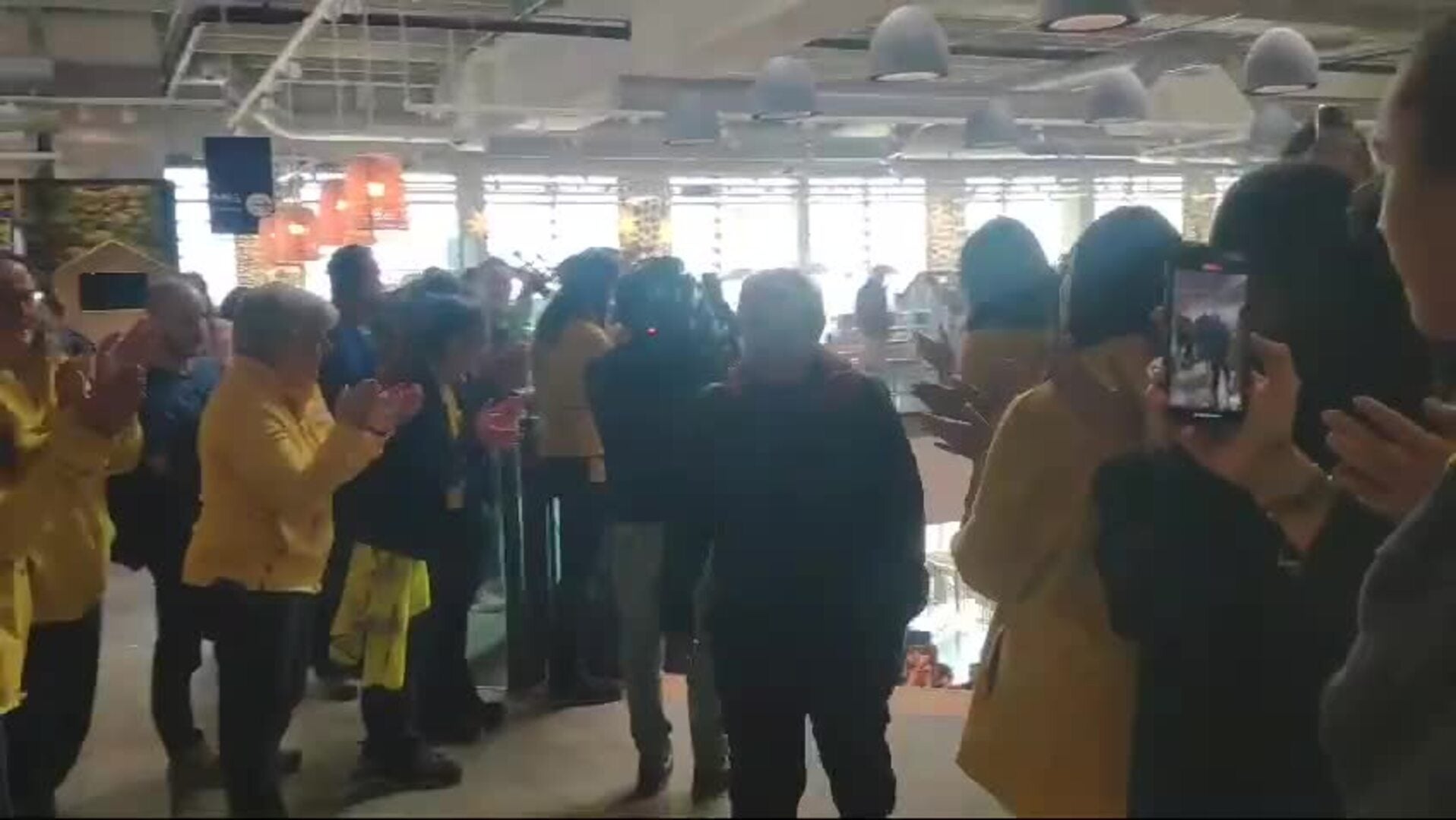 Los trabajadores de Ikea reciben con aplausos a los primeros clientes en Alfafar