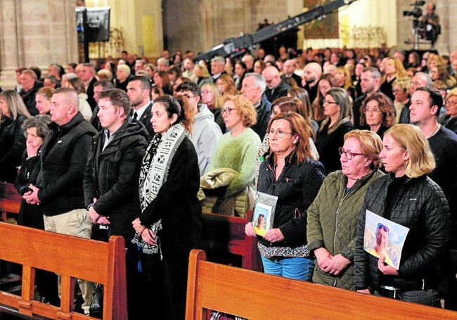 Familiares de las víctimas en la misa.