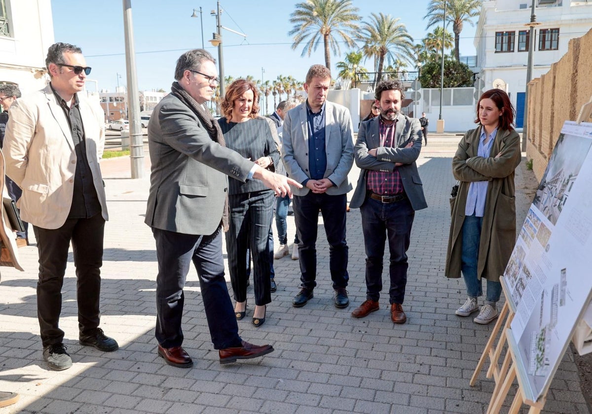 La alcaldesa de Valencia, María José Catalá, junto al gerente de Plan Cabanyal, Nacho Pou, en ima gen de archivo durante la presentación de los nuevos edificios de Bloque Portuarios.