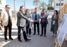 La alcaldesa de Valencia, María José Catalá, junto al gerente de Plan Cabanyal, Nacho Pou, en ima gen de archivo durante la presentación de los nuevos edificios de Bloque Portuarios.