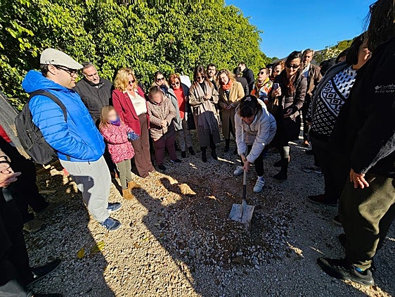 Momento en el que se ha enterrado una cápsula del tiempo en el terreno del nuevo Gargasindi.