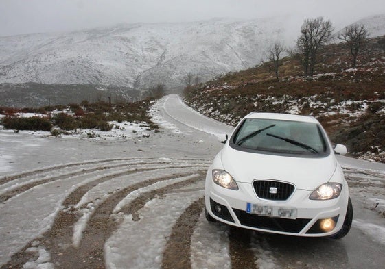 Un coche en una carretera nevada, imagen de archivo.