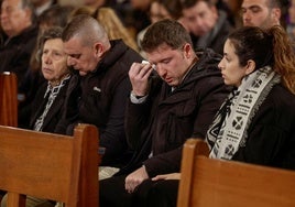 Asistentes al funeral por las víctimas de la DANA, este lunes, en la Catedral de Valencia.