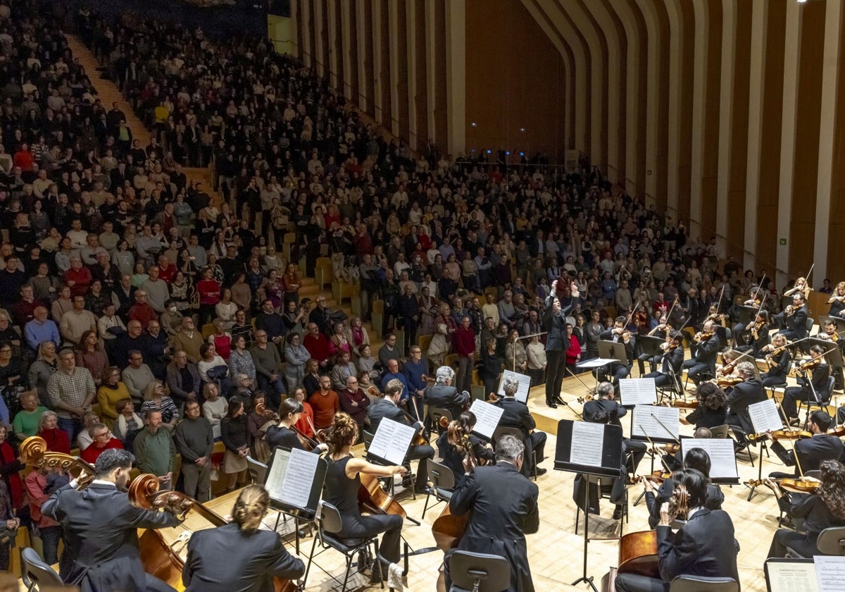 El director Pablo Heras-Casado, al frente de la Orquesta de la Comunitat, en un momento del concierto.