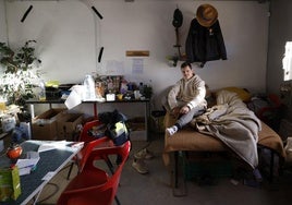 Pablo, en la nave donde duermen, que funciona a la vez de almacén de productos donados.