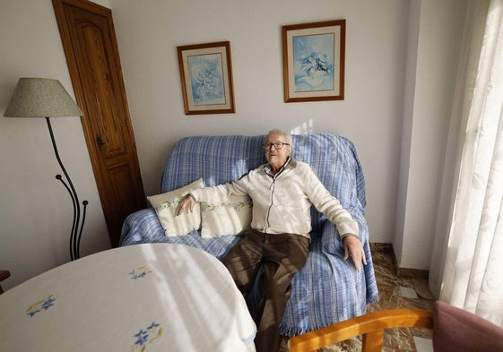 Juan Dasí, en la salita de su casa, ubicada en un cuarto piso de un edificio sin ascensor.