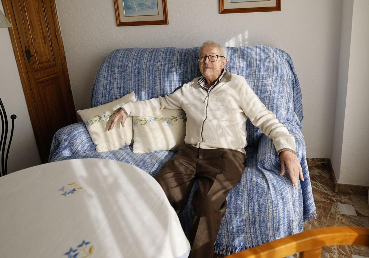 Juan Dasí, en la salita de su casa, ubicada en un cuarto piso de un edificio sin ascensor.