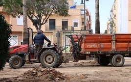 Trabajos en uno de los parques de l'Alcúdia.