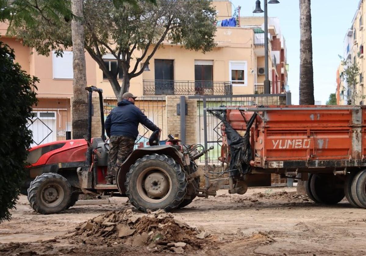 Trabajos en uno de los parques de l'Alcúdia.