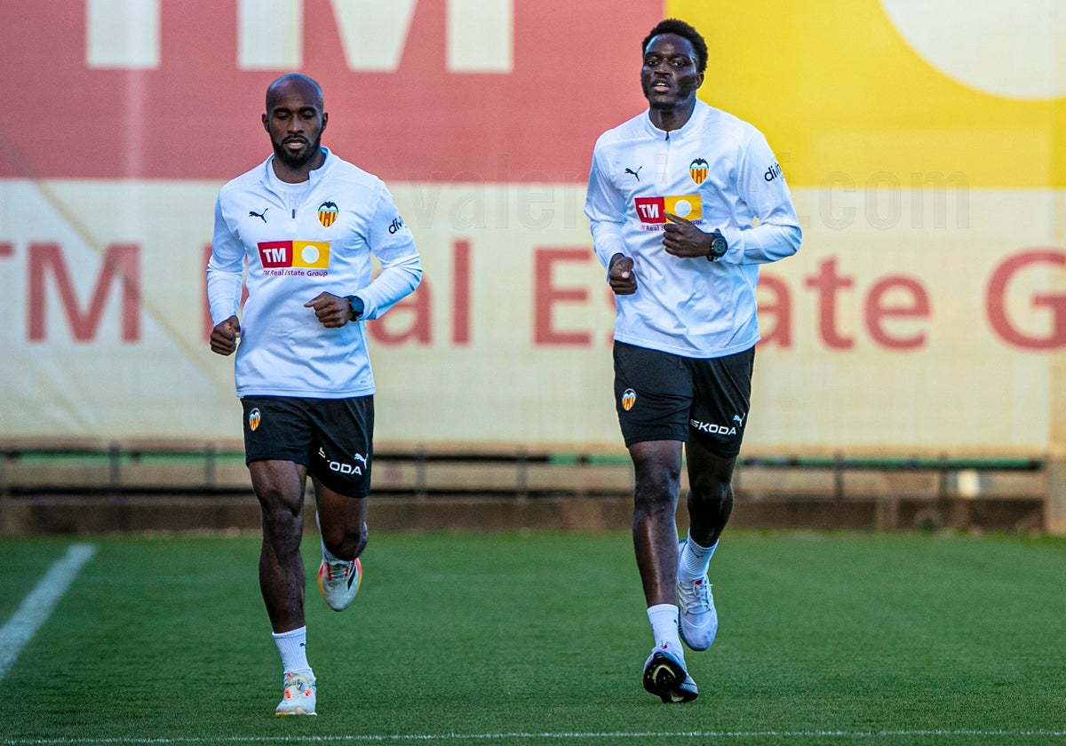 Dimitri Foulquier y Mouctar Diakhaby, entrenándose en Paterna.