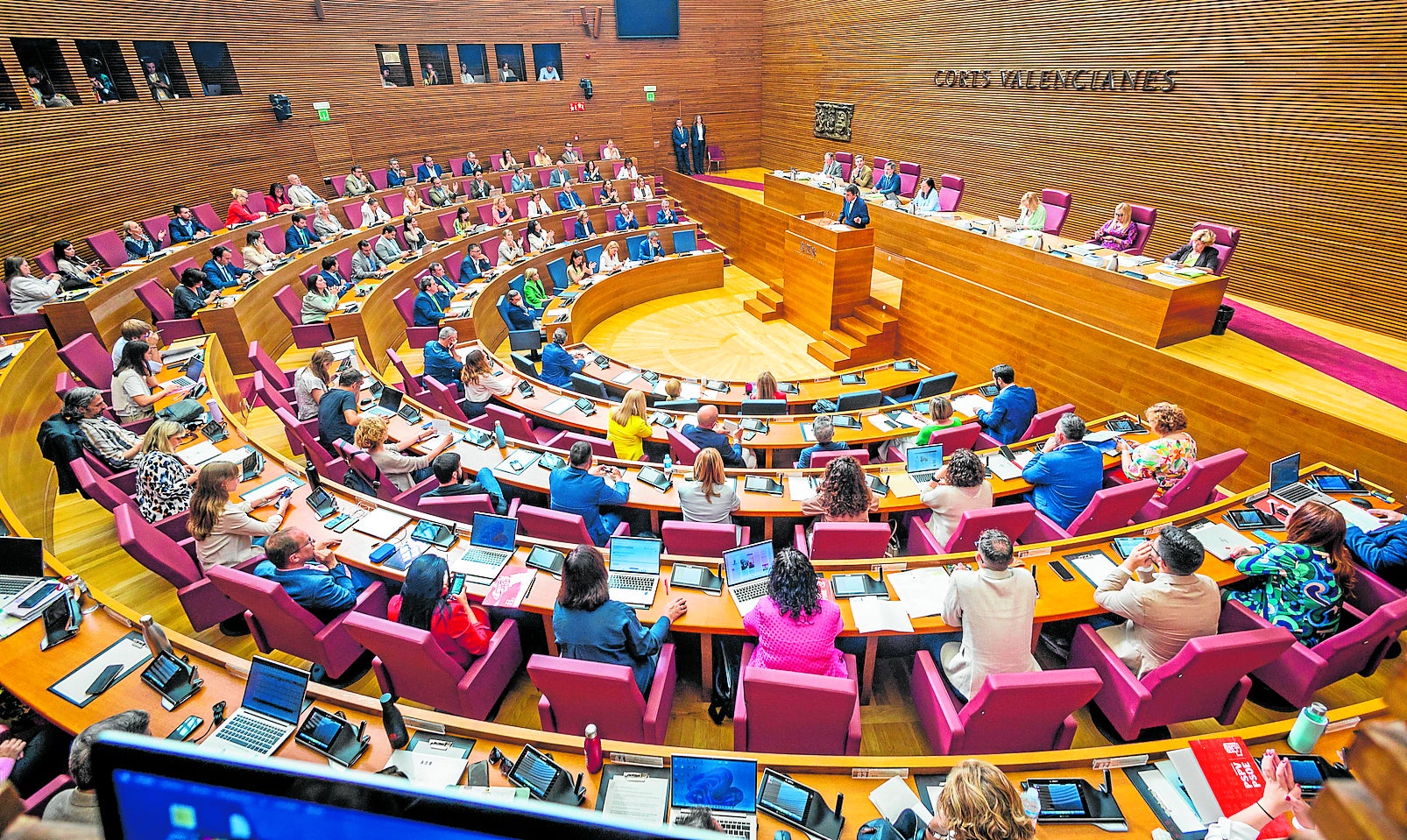 Vista panorámica de una sesión plenaria de Les Corts.