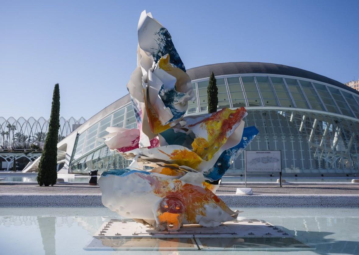 La escultura 'Macronyx' de Arne Quinze se expone en la lámina norte de la Ciutat de les Arts i les Ciències.