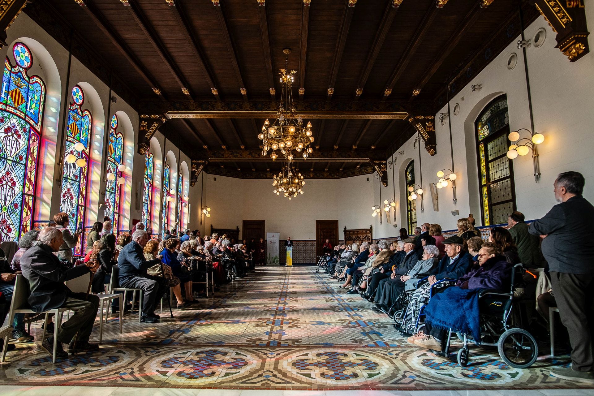 Valencia homenajea a sus personas mayores centenarias en el Palacio de la Exposición