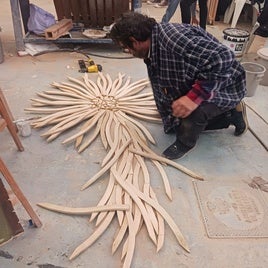 Preparación de las piezas del Pi de Nadal, en la Ciudad del Artista Fallero.