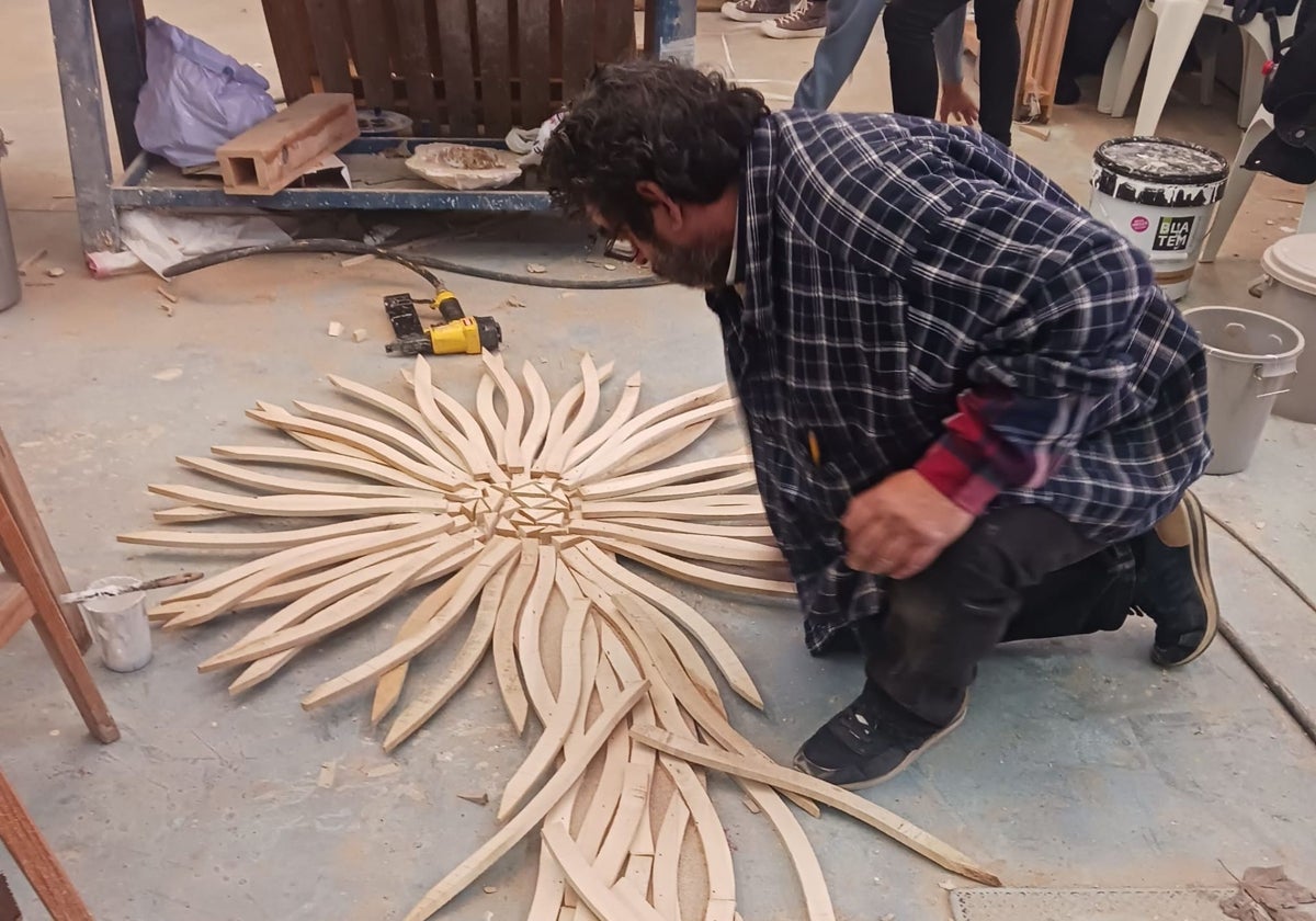 Preparación de las piezas del Pi de Nadal, en la Ciudad del Artista Fallero.