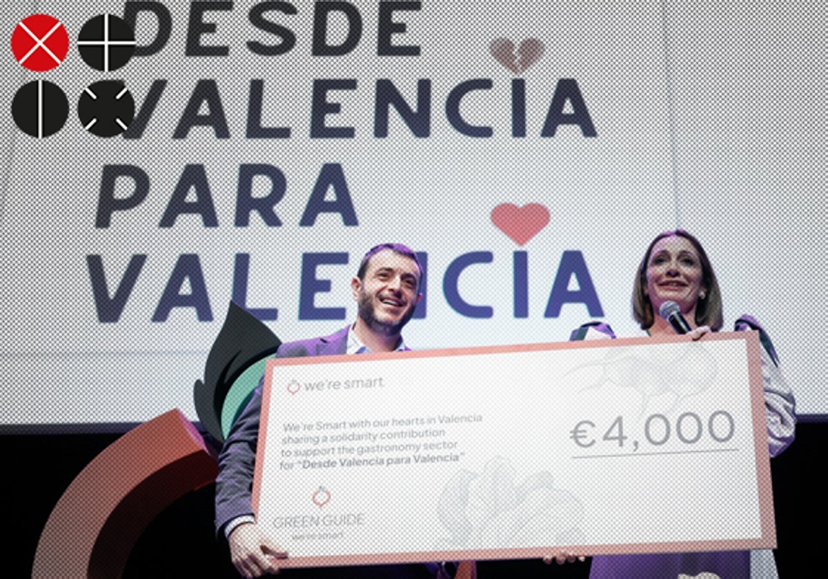 Camarena y Rodrigo, con el cheque que ha entregado la organización.