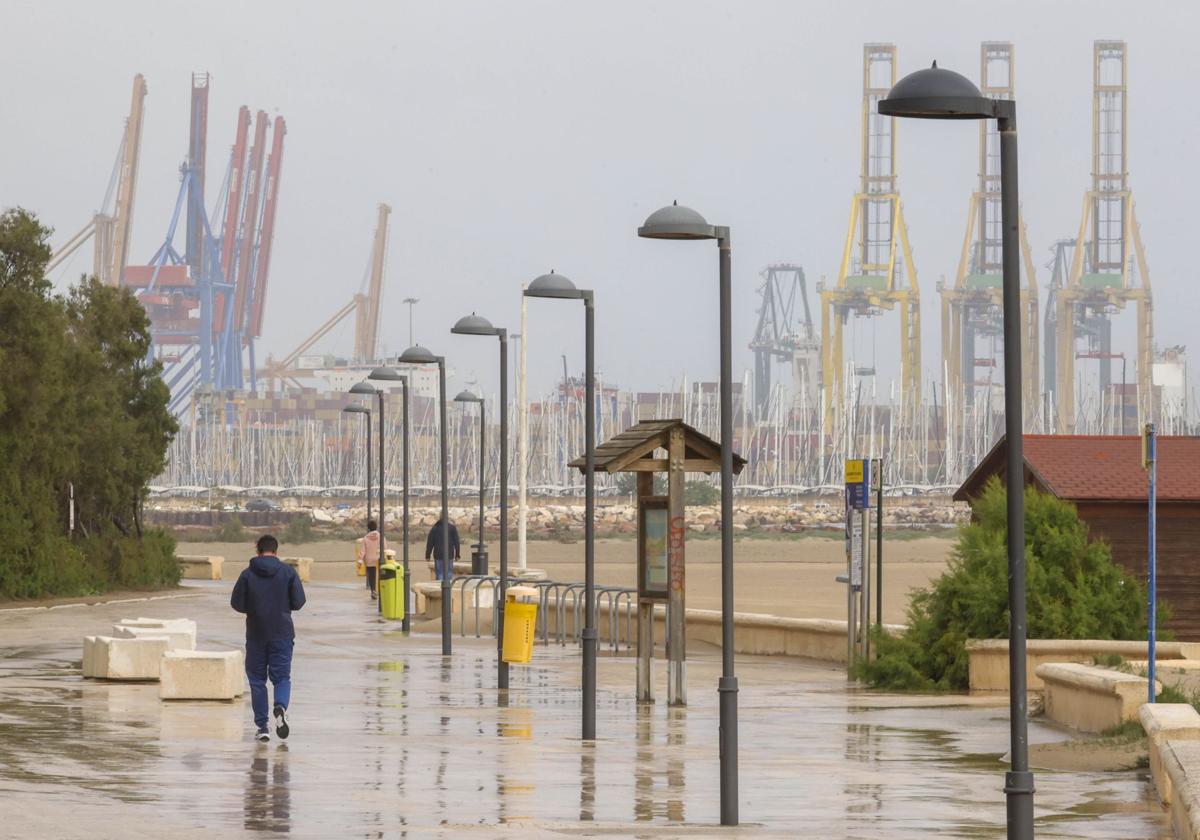 Día de lluvias en una playa valenciana.