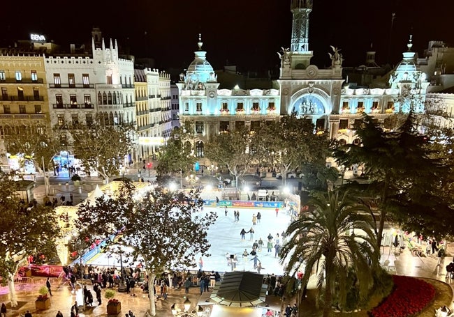 Ambiente navideño, en la plaza del Ayuntamiento de Valencia.