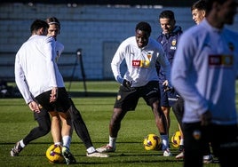 Mouctar Diakhaby, sonriente, en su vuelta a los entrenamientos en la Ciudad Deportiva de Paterna.