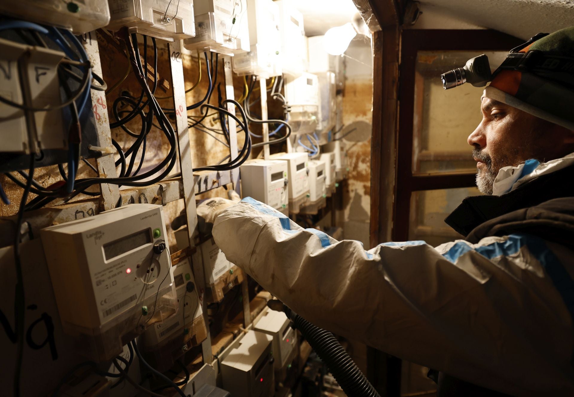 Trabajos para recuperar la electricidad en la zona cero de la DANA